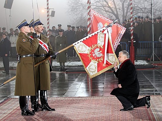 lech_kaczynski_kleczy_przysiega